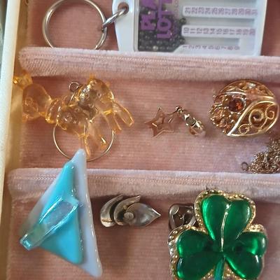 Vintage Jewlery box with assorted jewelry and miss matched jewelry items