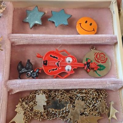 Vintage Jewlery box with assorted jewelry and miss matched jewelry items