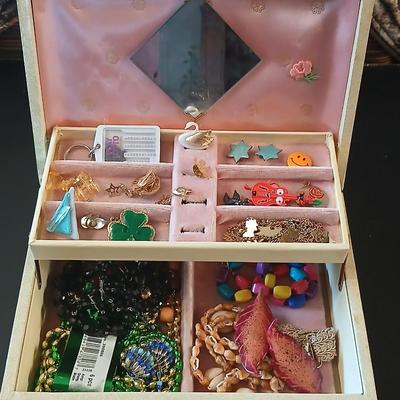 Vintage Jewlery box with assorted jewelry and miss matched jewelry items