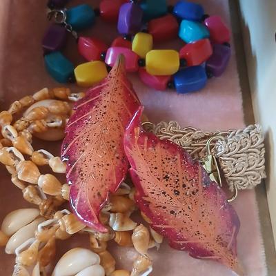 Vintage Jewlery box with assorted jewelry and miss matched jewelry items