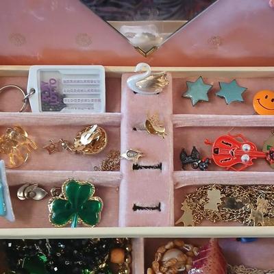Vintage Jewlery box with assorted jewelry and miss matched jewelry items