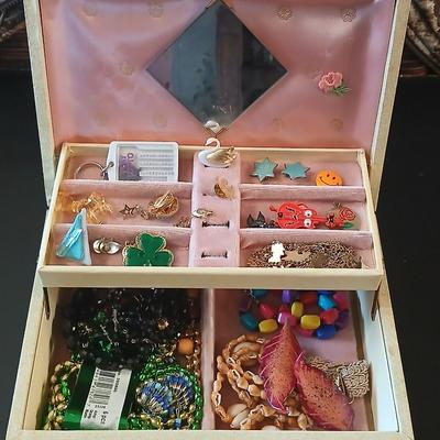 Vintage Jewlery box with assorted jewelry and miss matched jewelry items
