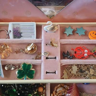 Vintage Jewlery box with assorted jewelry and miss matched jewelry items