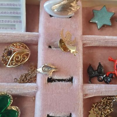 Vintage Jewlery box with assorted jewelry and miss matched jewelry items