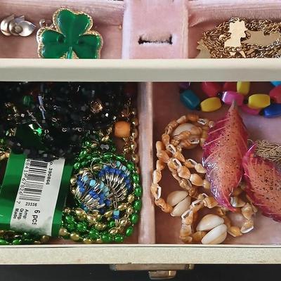 Vintage Jewlery box with assorted jewelry and miss matched jewelry items