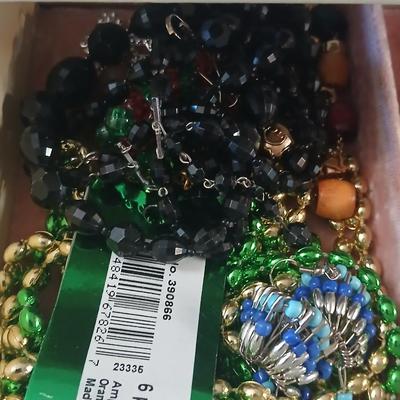Vintage Jewlery box with assorted jewelry and miss matched jewelry items