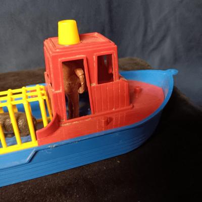 JUNGLE QUEEN TOY BOAT AND FIGURES