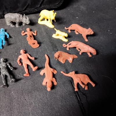 JUNGLE QUEEN TOY BOAT AND FIGURES