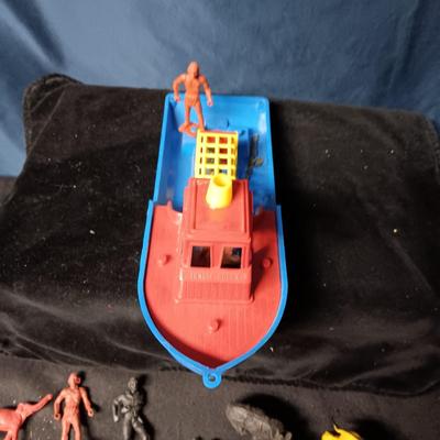 JUNGLE QUEEN TOY BOAT AND FIGURES