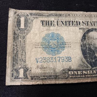 US $1 SILVER CERTIFICATE (DOLLAR ON THE BOTTOM IS FOR COMPARISON & NOT INCLUDED IN LOT)