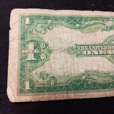 US $1 SILVER CERTIFICATE (DOLLAR ON THE BOTTOM IS FOR COMPARISON & NOT INCLUDED IN LOT)