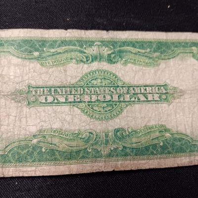 US $1 SILVER CERTIFICATE (DOLLAR ON THE BOTTOM IS FOR COMPARISON & NOT INCLUDED IN LOT)