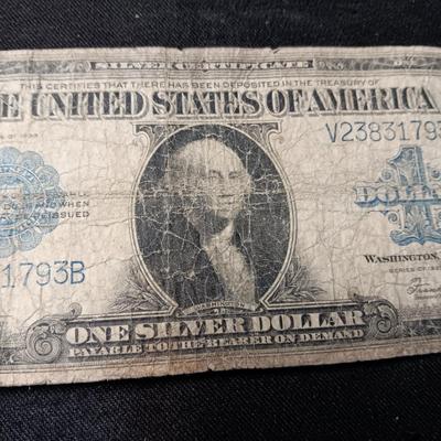 US $1 SILVER CERTIFICATE (DOLLAR ON THE BOTTOM IS FOR COMPARISON & NOT INCLUDED IN LOT)