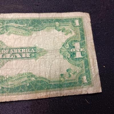 US $1 SILVER CERTIFICATE (DOLLAR ON THE BOTTOM IS FOR COMPARISON & NOT INCLUDED IN LOT)