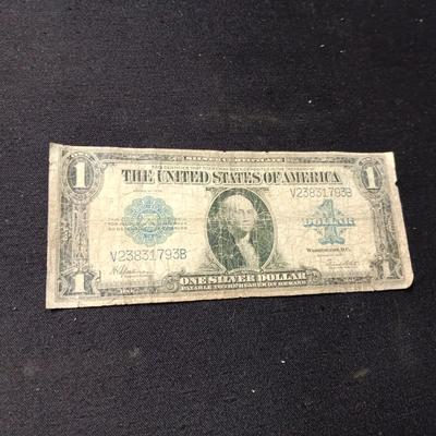US $1 SILVER CERTIFICATE (DOLLAR ON THE BOTTOM IS FOR COMPARISON & NOT INCLUDED IN LOT)