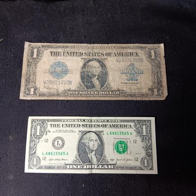 US $1 SILVER CERTIFICATE (DOLLAR ON THE BOTTOM IS FOR COMPARISON & NOT INCLUDED IN LOT)