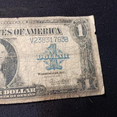 US $1 SILVER CERTIFICATE (DOLLAR ON THE BOTTOM IS FOR COMPARISON & NOT INCLUDED IN LOT)