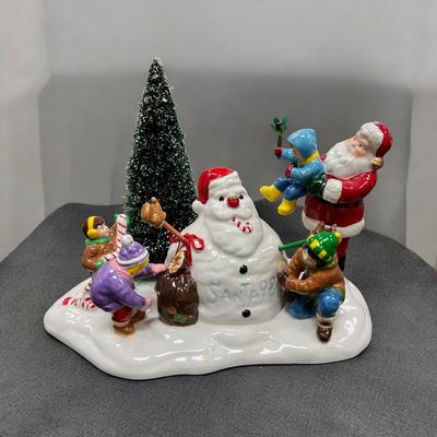 Sale Photo Thumbnail #309: Dept 56 Original Snow Village Santa Comes To Town 1998.  Includes Box, Styrofoam Packer.  No chips or scratches.