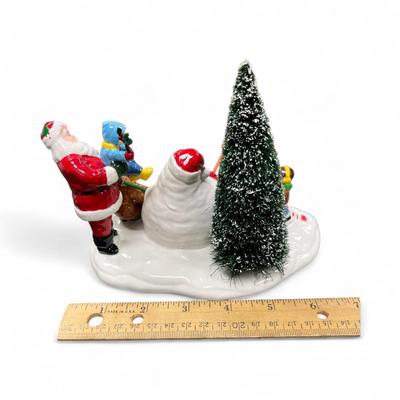 Sale Photo Thumbnail #306: Dept 56 Original Snow Village Santa Comes To Town 1998.  Includes Box, Styrofoam Packer.  No chips or scratches.