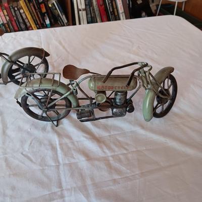 2 METAL REPLICA VINTAGE MOTORCYCLES