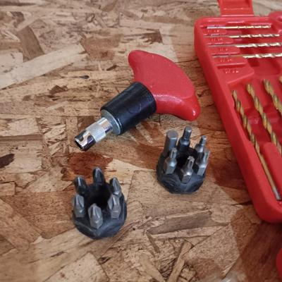 VARIETY OF DRILL BITS IN A CASE