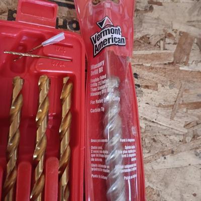 VARIETY OF DRILL BITS IN A CASE