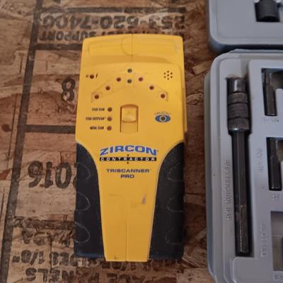 STUD FINDER AND SCREWDRIVER BITS AND ACCESSORIES