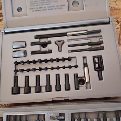 STUD FINDER AND SCREWDRIVER BITS AND ACCESSORIES