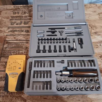 STUD FINDER AND SCREWDRIVER BITS AND ACCESSORIES