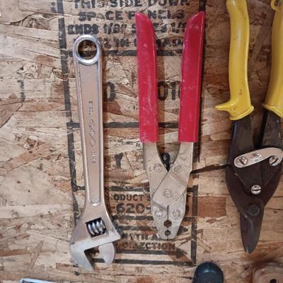 AN ASSORTMENT OF HAND TOOLS