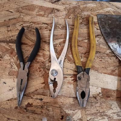 AN ASSORTMENT OF HAND TOOLS