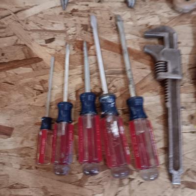 AN ASSORTMENT OF HAND TOOLS
