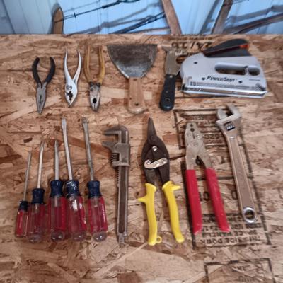 AN ASSORTMENT OF HAND TOOLS