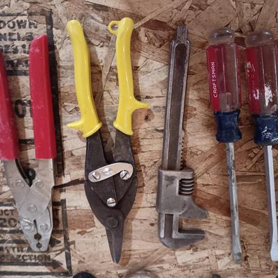 AN ASSORTMENT OF HAND TOOLS