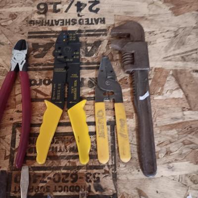 AN ASSORTMENT OF HAND TOOLS