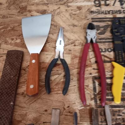 AN ASSORTMENT OF HAND TOOLS