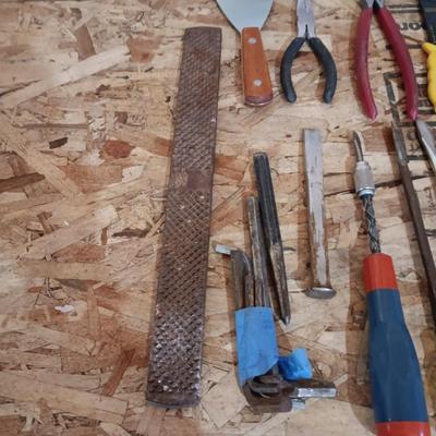 AN ASSORTMENT OF HAND TOOLS