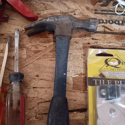 AN ASSORTMENT OF HAND TOOLS