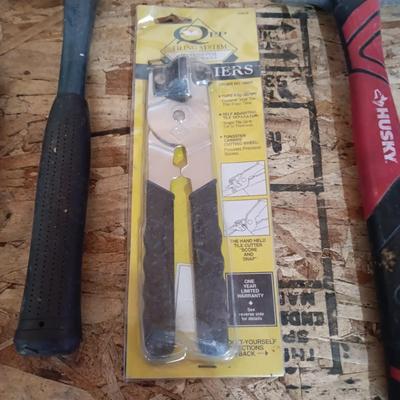 AN ASSORTMENT OF HAND TOOLS
