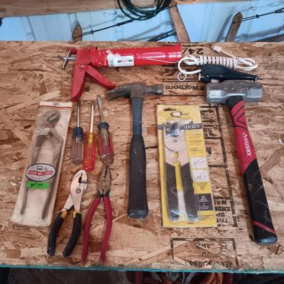 AN ASSORTMENT OF HAND TOOLS