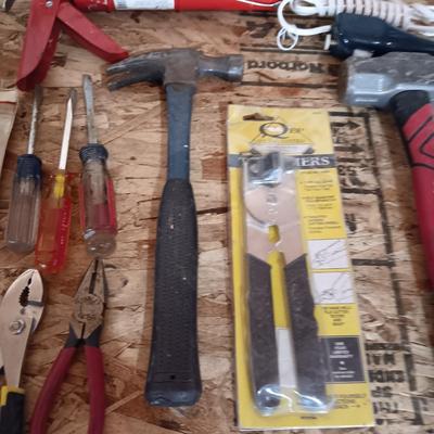 AN ASSORTMENT OF HAND TOOLS