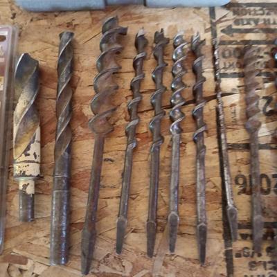 DRILL BITS AND SCREWDRIVER SOCKET AND BIT SET