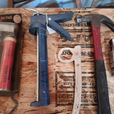 AN ASSORTMENT OF HAND TOOLS