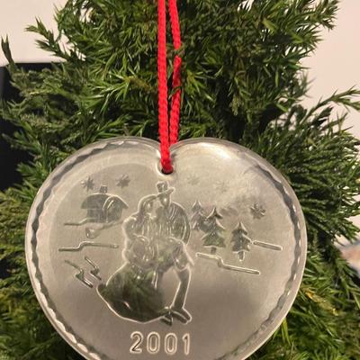 2001 WATERFORD CRYSTAL JOYS OF WINTER COLLECTION "ICE SKATERS"