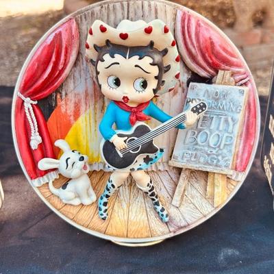 ROY ROGERS LUNCH BOXES AND BETTY BOOP COLLECTIBLE PLATE