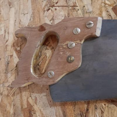 STANLEY RED WOOD LEVEL AND 2 HAND SAWS
