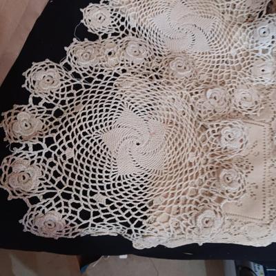SEWING BASKET W/NOTIONS AND A VARIETY OF DOILIES