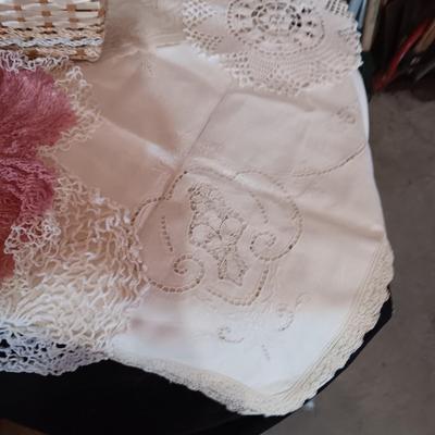 SEWING BASKET W/NOTIONS AND A VARIETY OF DOILIES
