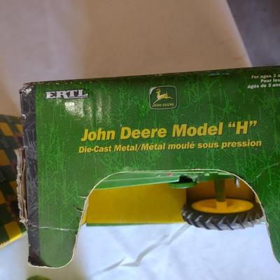 JOHN DEERE MODEL H TRACTOR & JOHN DEERE FIGURINE