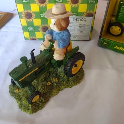 JOHN DEERE MODEL H TRACTOR & JOHN DEERE FIGURINE